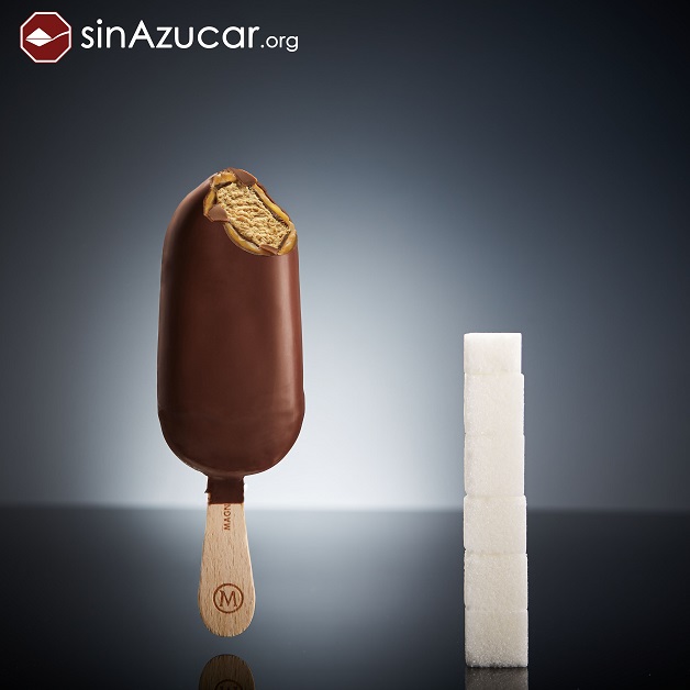 O fotógrafo do projeto SinAzucar posicionou cubos de açúcar ao lado de alimentos e bebidas, que correspondem às respectivas quantidades do ingrediente nas formulações. É surpreendente!