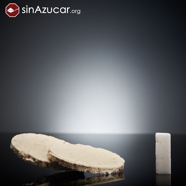 O fotógrafo do projeto SinAzucar posicionou cubos de açúcar ao lado de alimentos e bebidas, que correspondem às respectivas quantidades do ingrediente nas formulações. É surpreendente!