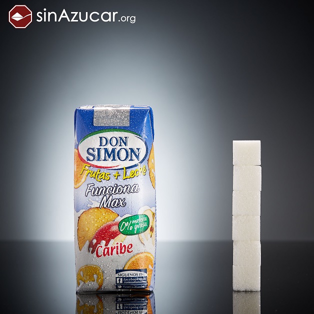 O fotógrafo do projeto SinAzucar posicionou cubos de açúcar ao lado de alimentos e bebidas, que correspondem às respectivas quantidades do ingrediente nas formulações. É surpreendente!