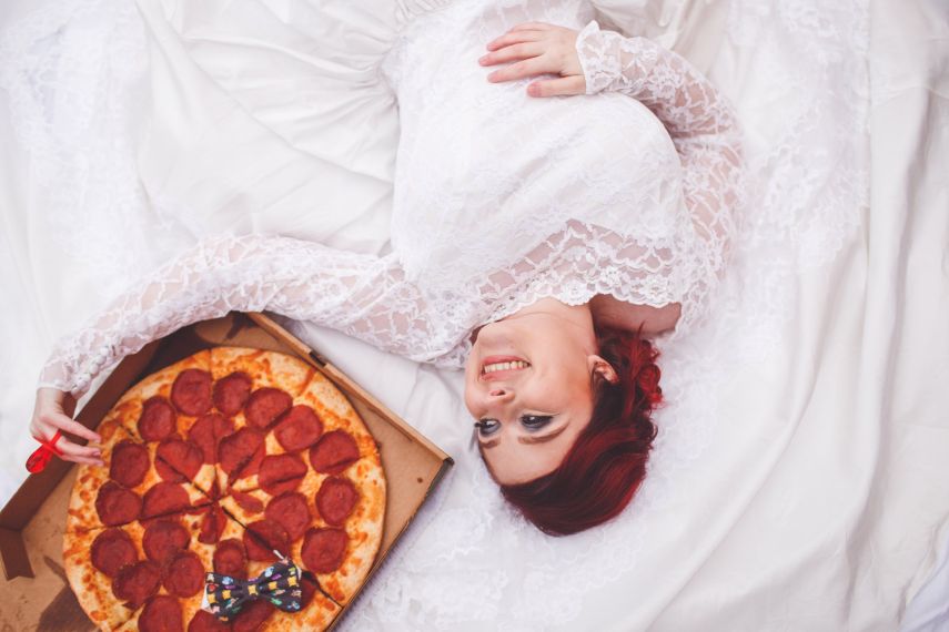 Começou com uma piada, mas virou ensaio de verdade! Com o vestido da avó, Christine ganhou um ensaio especial de casamento com sua pizza favorita, de pepperoni. Como não amar?