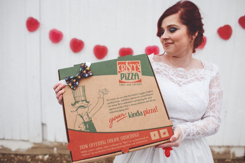 Começou com uma piada, mas virou ensaio de verdade! Com o vestido da avó, Christine ganhou um ensaio especial de casamento com sua pizza favorita, de pepperoni. Como não amar?