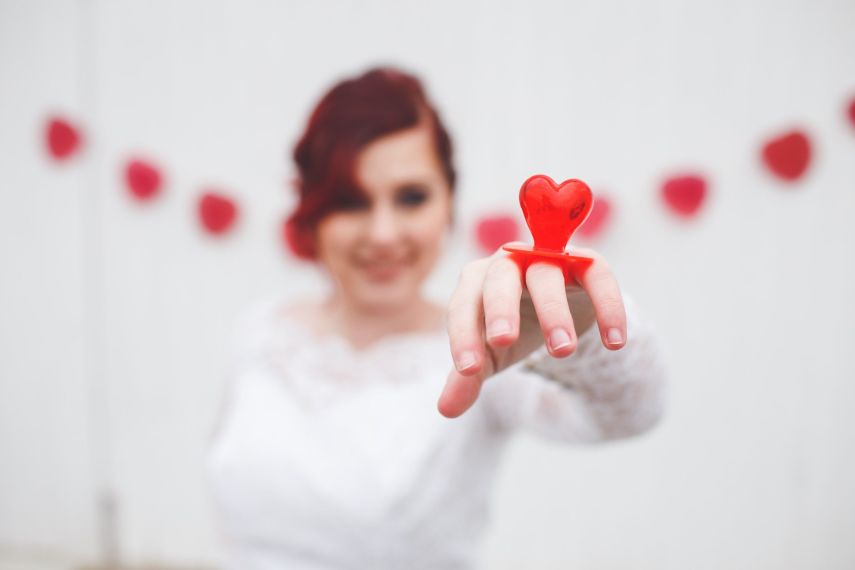 Começou com uma piada, mas virou ensaio de verdade! Com o vestido da avó, Christine ganhou um ensaio especial de casamento com sua pizza favorita, de pepperoni. Como não amar?