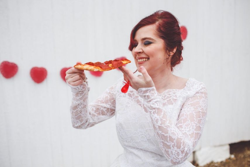 Começou com uma piada, mas virou ensaio de verdade! Com o vestido da avó, Christine ganhou um ensaio especial de casamento com sua pizza favorita, de pepperoni. Como não amar?