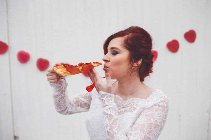 Começou com uma piada, mas virou ensaio de verdade! Com o vestido da avó, Christine ganhou um ensaio especial de casamento com sua pizza favorita, de pepperoni. Como não amar?