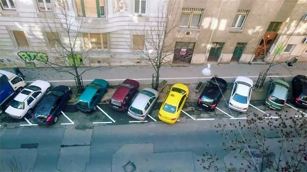 Olha que estacionamento tranquilinho lá na Europa