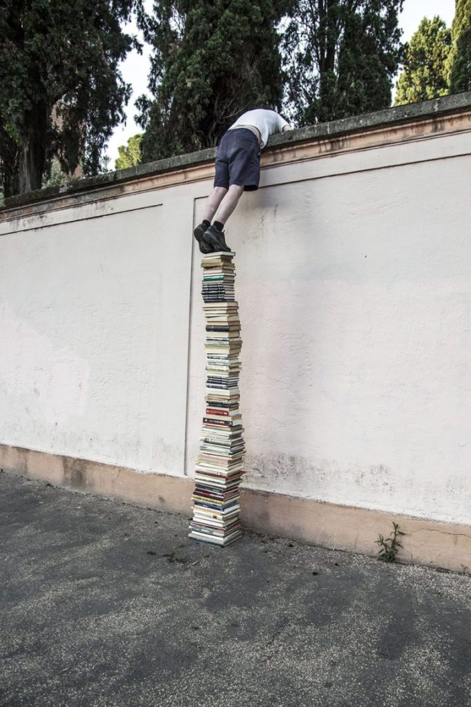 Em Roma, Downey usa livros para criar cenas que nos fazem refletir.