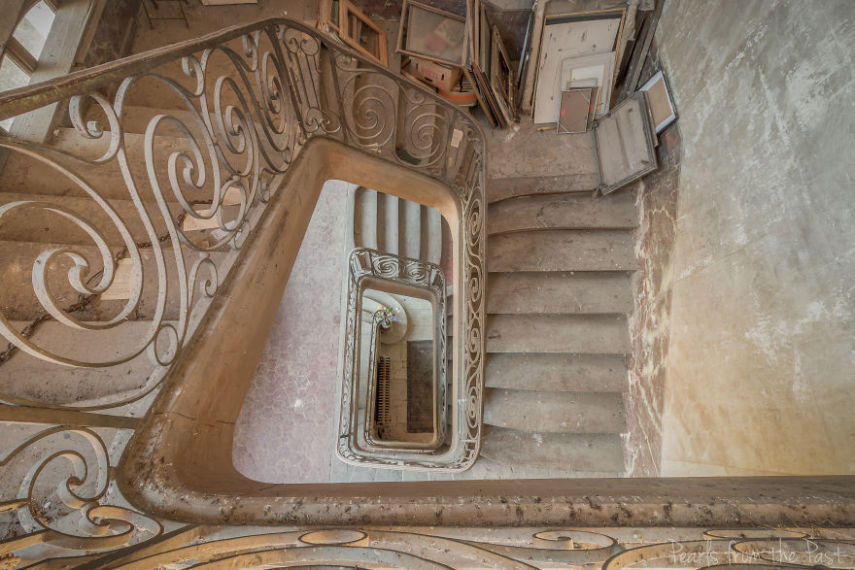 A fotógrafa Cindy van Hartingsveldt-Veenendaal encontrou este castelo abandonado na França e registrou o estado dele