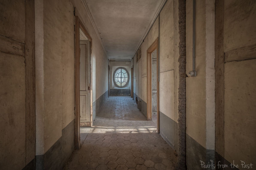 A fotógrafa Cindy van Hartingsveldt-Veenendaal encontrou este castelo abandonado na França e registrou o estado dele