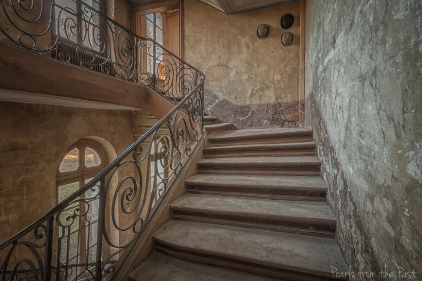 A fotógrafa Cindy van Hartingsveldt-Veenendaal encontrou este castelo abandonado na França e registrou o estado dele