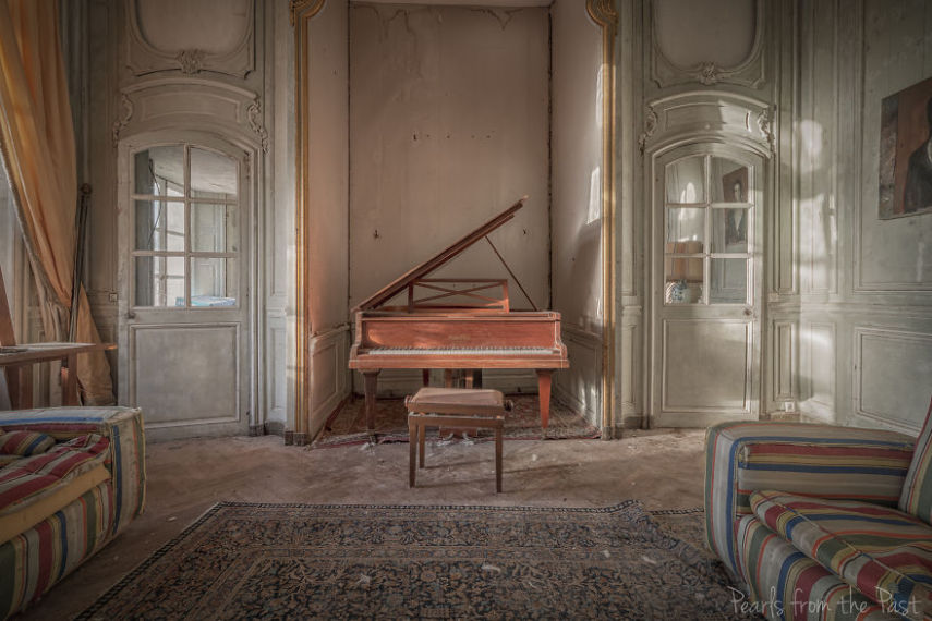 A fotógrafa Cindy van Hartingsveldt-Veenendaal encontrou este castelo abandonado na França e registrou o estado dele