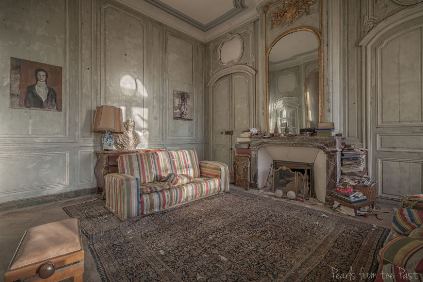 A fotógrafa Cindy van Hartingsveldt-Veenendaal encontrou este castelo abandonado na França e registrou o estado dele