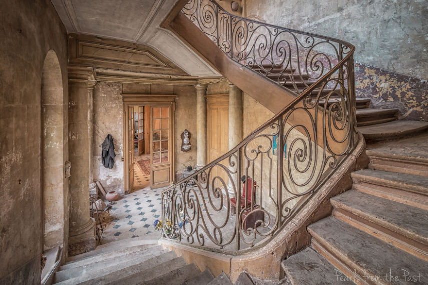 A fotógrafa Cindy van Hartingsveldt-Veenendaal encontrou este castelo abandonado na França e registrou o estado dele