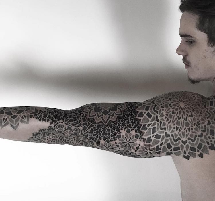 Corey Divine transforma a antiga arte das mandalas em desenhos modernos e impressionantes. Se liga na perfeição!