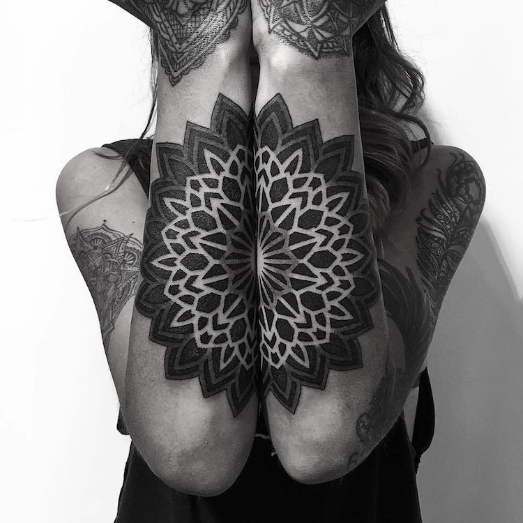 Corey Divine transforma a antiga arte das mandalas em desenhos modernos e impressionantes. Se liga na perfeição!