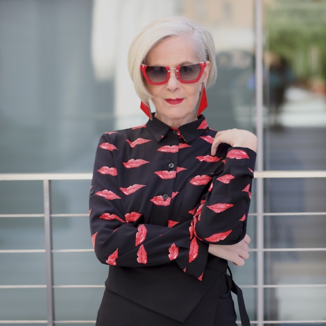 Depois de ser confundida com uma celebridade de moda pelas ruas de NY, a professora universitária Lyn Slatter decidiu levar esse negócio de blog de moda a sério, com seu Accidental Icon. Apenas maravilhosa!
