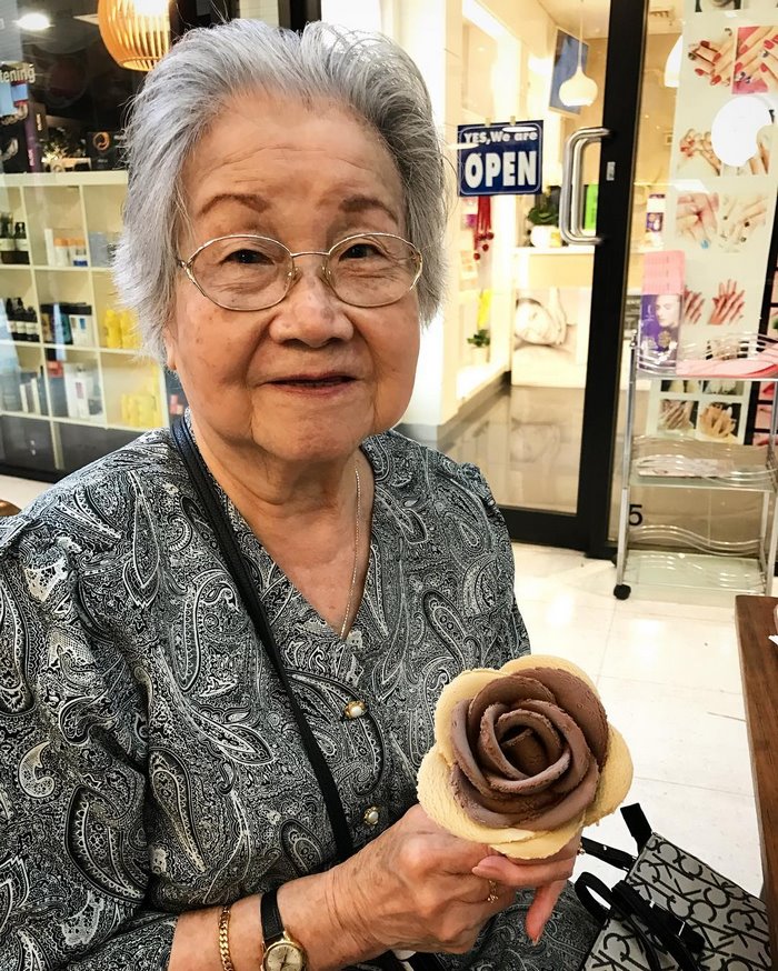 Sorveteria australiana prepara a sobremesa pétala por pétala, com ajuda de espátula especial. Dá até dó de comer!