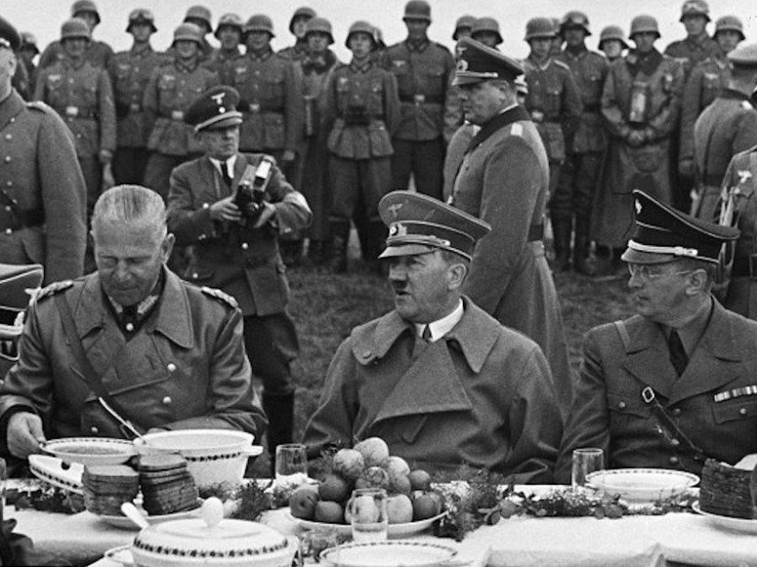 Adolf Hitler era vegetariano. Ele acreditava que o consumo de carne evitava que ele tivesse flatulência crônica e constipação. No final de sua vida, ele só comia purê de batatas e caldo. Ele tinha um time de 15 provadores de comida. Se nenhuma deles morria após 45 minutos, a comida era considerado ok