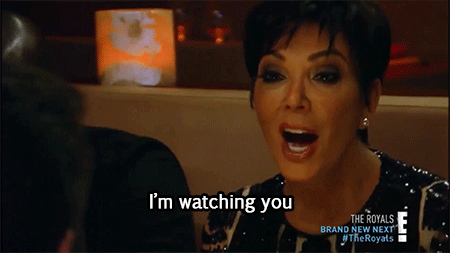 Para entrar na mansão da matriarca do clã Kardashian, você tem que assinar um contrato de confidencialidade. Existe uma pilha deles na entrada da casa de Kris