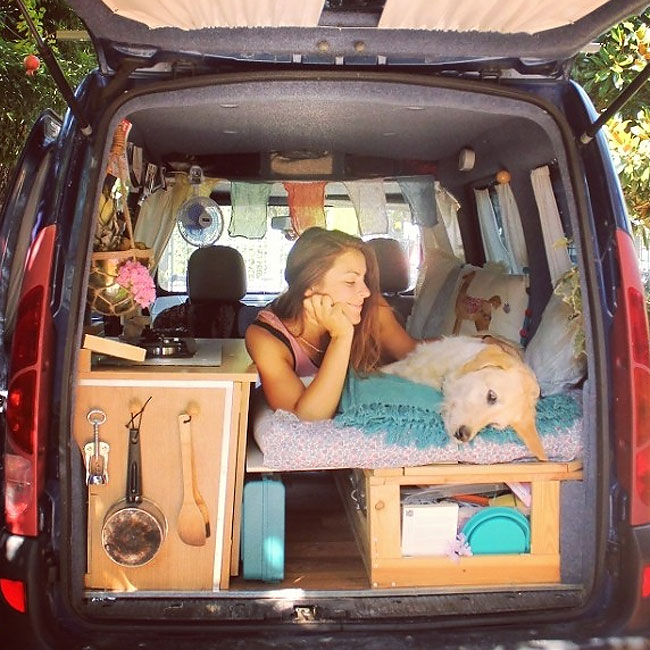 Marina Piro transformou a van Renault de 5 portas em um lar motorizado para conhecer o mundo com seu cachorro adotado
