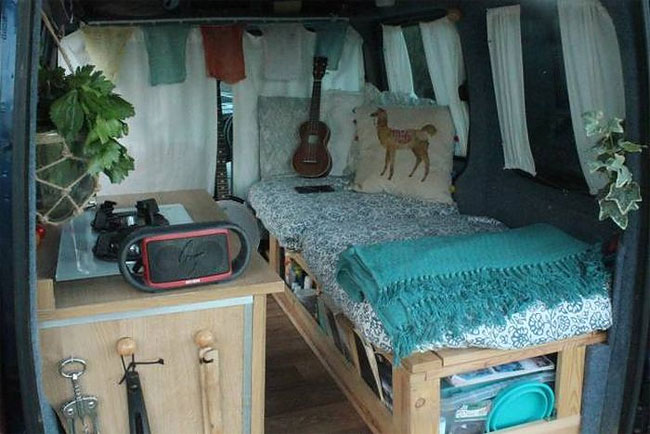 Marina Piro transformou a van Renault de 5 portas em um lar motorizado para conhecer o mundo com seu cachorro adotado