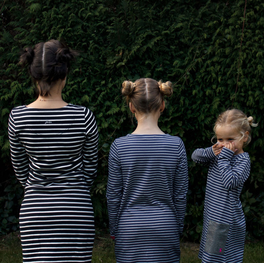 Dominique, Penny e Amelia dão um show de fofura na internet com essas poses e looks combinando, quase como gêmeas <3