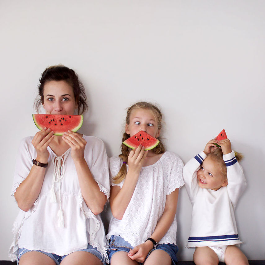 Dominique, Penny e Amelia dão um show de fofura na internet com essas poses e looks combinando, quase como gêmeas <3