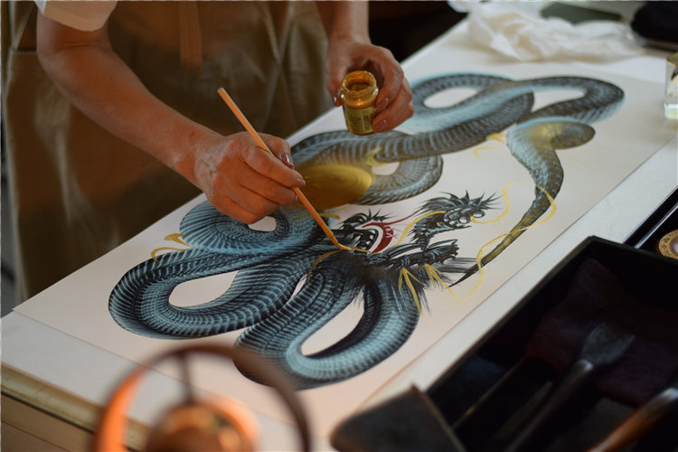 Família é especializada em pintar dragões com técnica japonesa