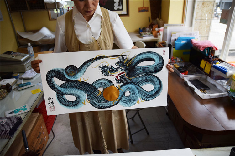 Família é especializada em pintar dragões com técnica japonesa