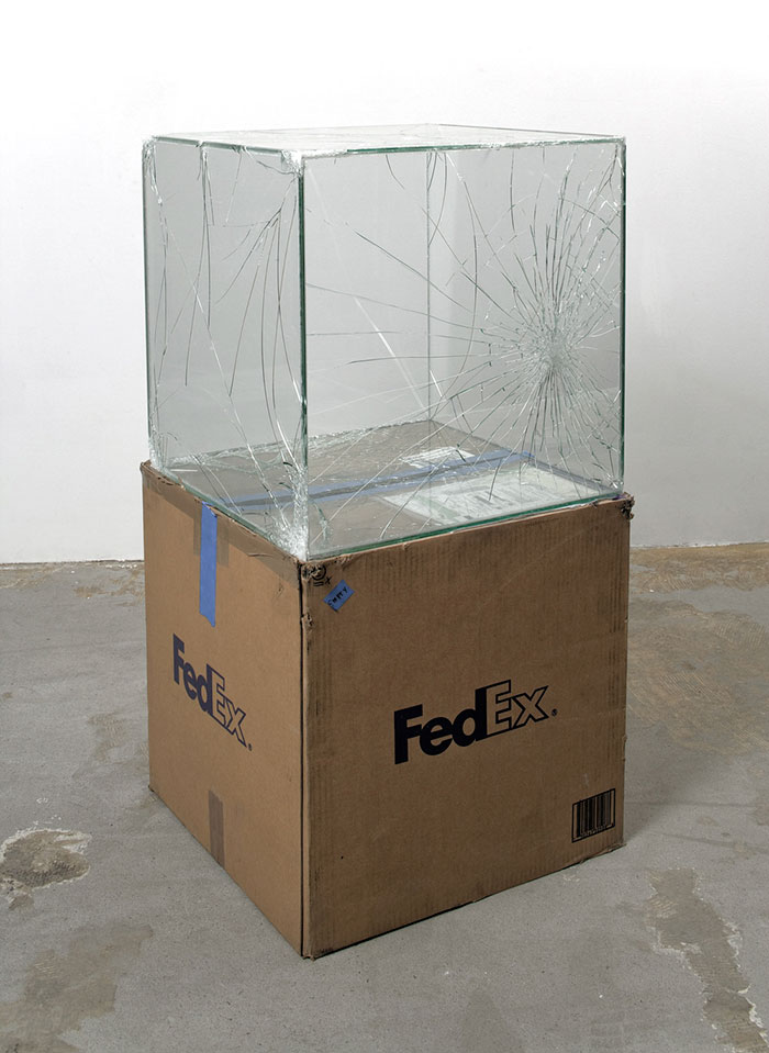 Artista cria esculturas de vidro a partir de objetos enviados pelo correio