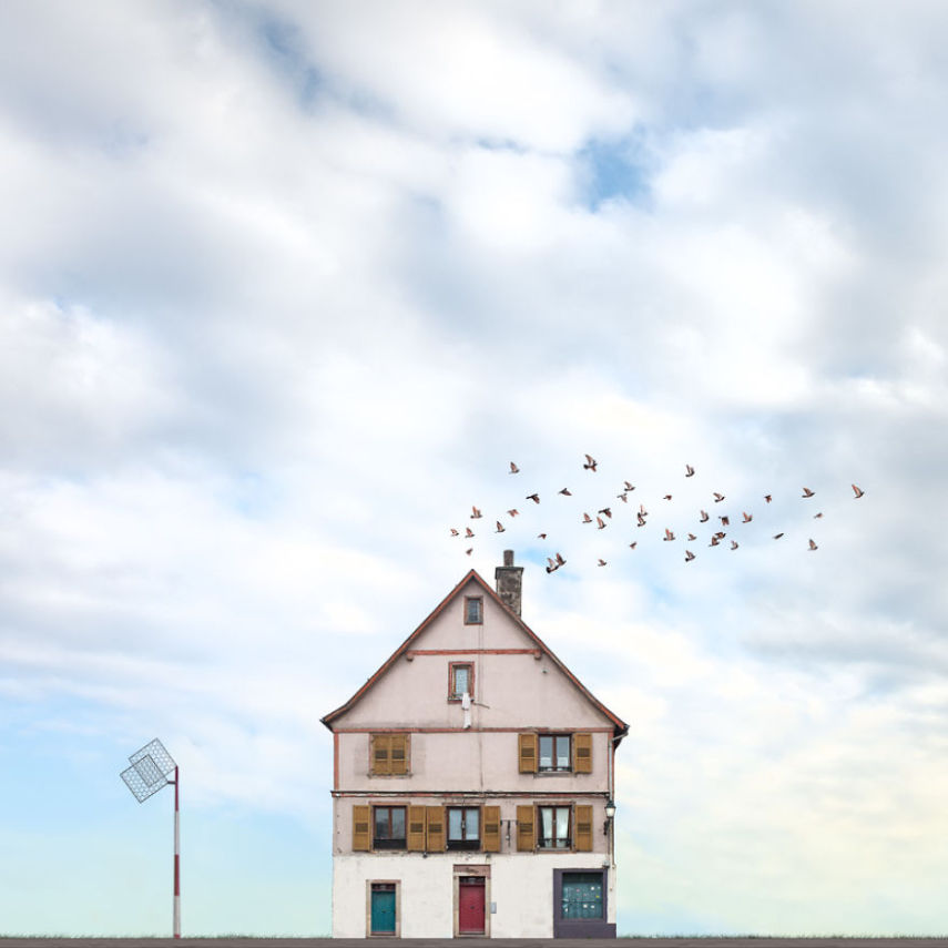 O fotógrafo e cientista português Manuel Pita retrata casas simpáticas e solitárias pelo mundo. Até que dá vontade de morar numa dessas, né?