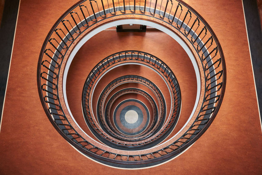 Escadas em espiral são máquinas do tempo perdidas em Budapeste