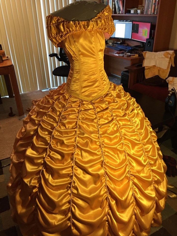 O amor existe! Jovem faz vestido de Bela e surpreende namorada com pedido de casamento
