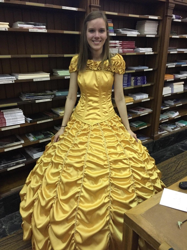 O amor existe! Jovem faz vestido de Bela e surpreende namorada com pedido de casamento