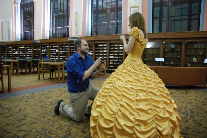O amor existe! Jovem faz vestido de Bela e surpreende namorada com pedido de casamento