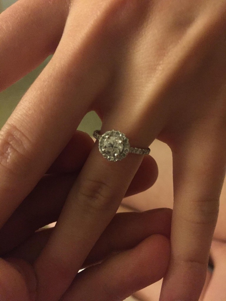 O amor existe! Jovem faz vestido de Bela e surpreende namorada com pedido de casamento