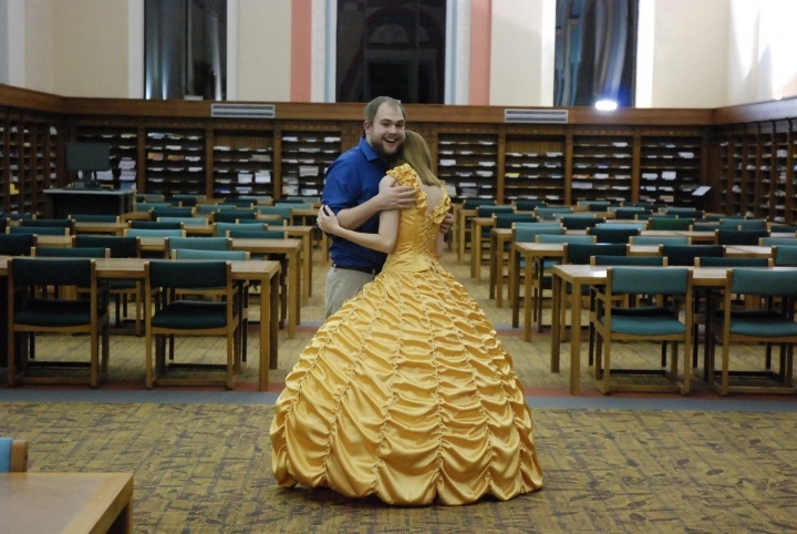 O amor existe! Jovem faz vestido de Bela e surpreende namorada com pedido de casamento