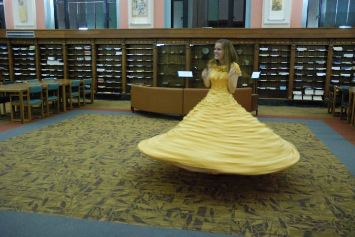O amor existe! Jovem faz vestido de Bela e surpreende namorada com pedido de casamento