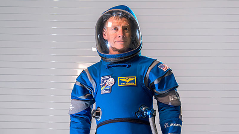 Trajes espaciais apresentados pela Nasa para os astronautas da Boeing Starliner