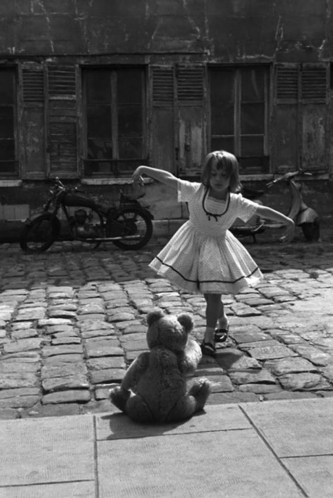 Menina dança para ursinho de pelúcia em Paris, 1961