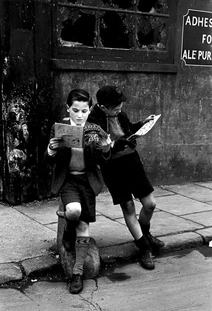 Dois meninos leem quadrinhos em 1952