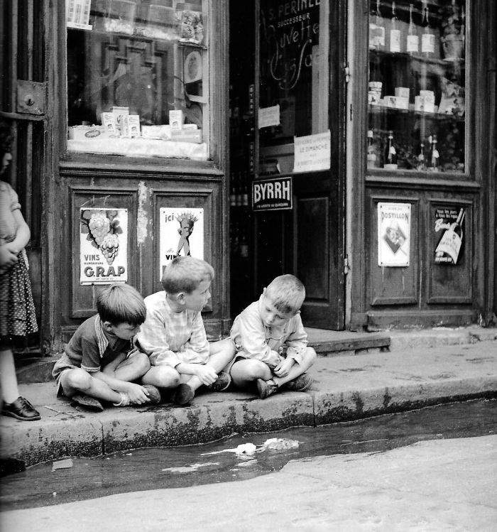 Crianças brincam com barcos de papel em Paris, 1950