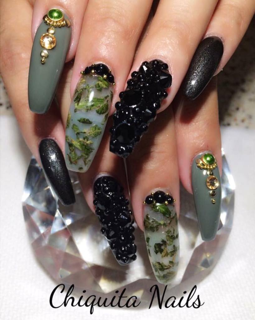 Essa promete ser a tendência mais chapada de nail art dos últimos tempos. Basta procurar #weednails no Instagram para ver o sucesso dessa vibe legalize!