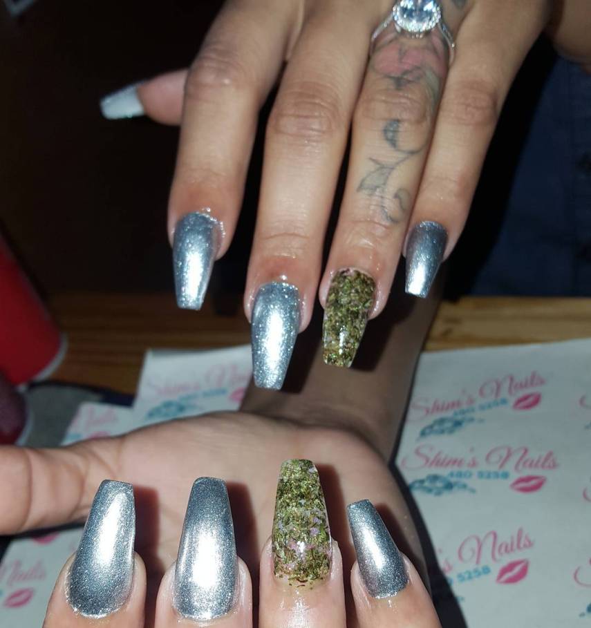 Essa promete ser a tendência mais chapada de nail art dos últimos tempos. Basta procurar #weednails no Instagram para ver o sucesso dessa vibe legalize!