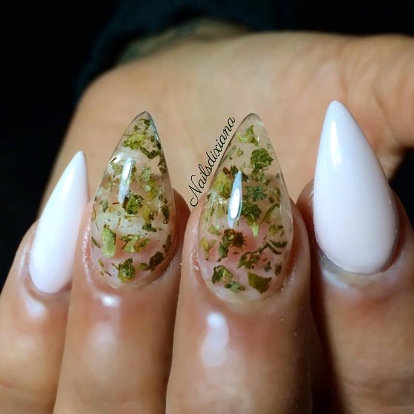 Essa promete ser a tendência mais chapada de nail art dos últimos tempos. Basta procurar #weednails no Instagram para ver o sucesso dessa vibe legalize!