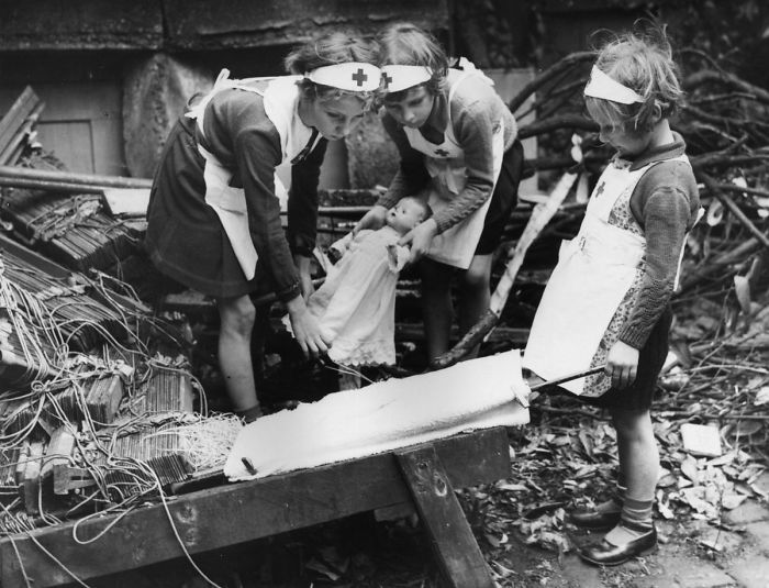 Meninas brincam de enfermeiras e praticam primeiros socorros em Londres, 1940