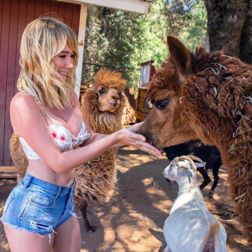 No Instagram (@saraunderwood), ela já tem mais de 7 milhões de seguidores e faz um baita sucesso. Para conseguir se manter nessa vida de viajante, Sara conta com a ajuda de fãs