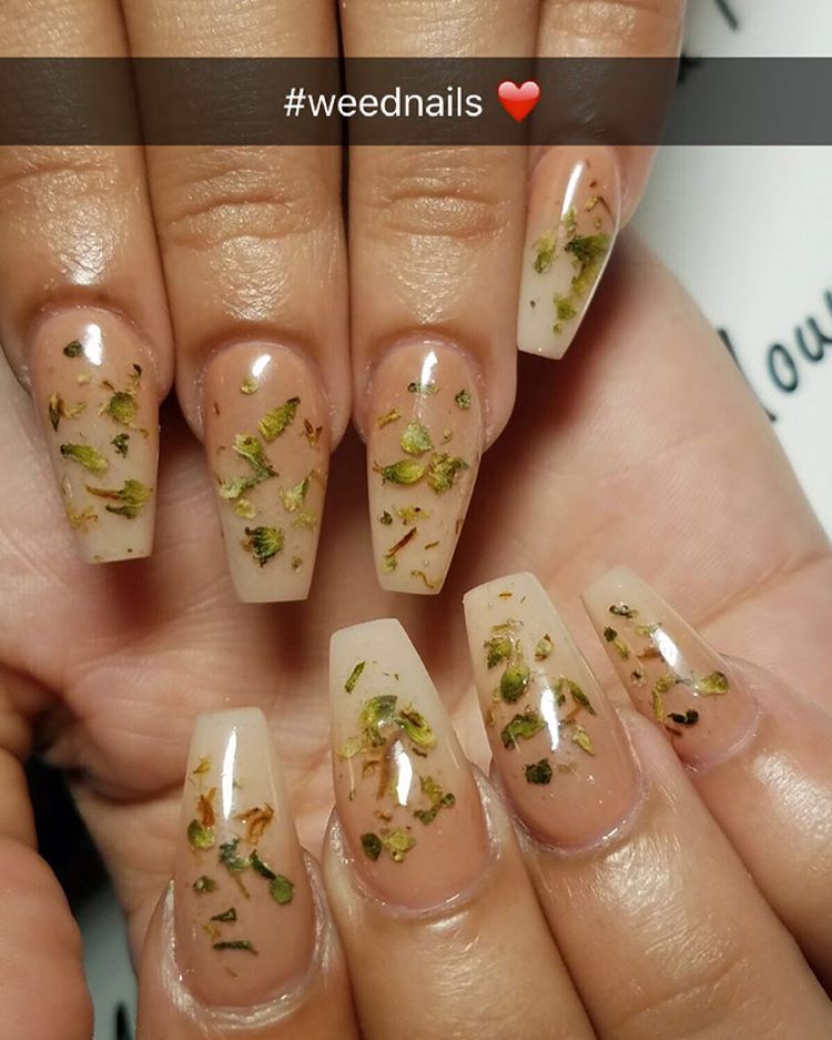 Essa promete ser a tendência mais chapada de nail art dos últimos tempos. Basta procurar #weednails no Instagram para ver o sucesso dessa vibe legalize!