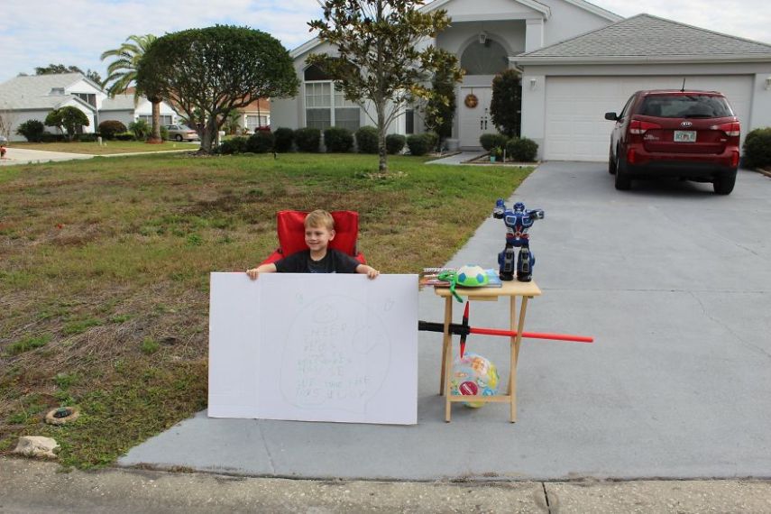   Menino de 6 anos arrecada brinquedos para crianças carentes