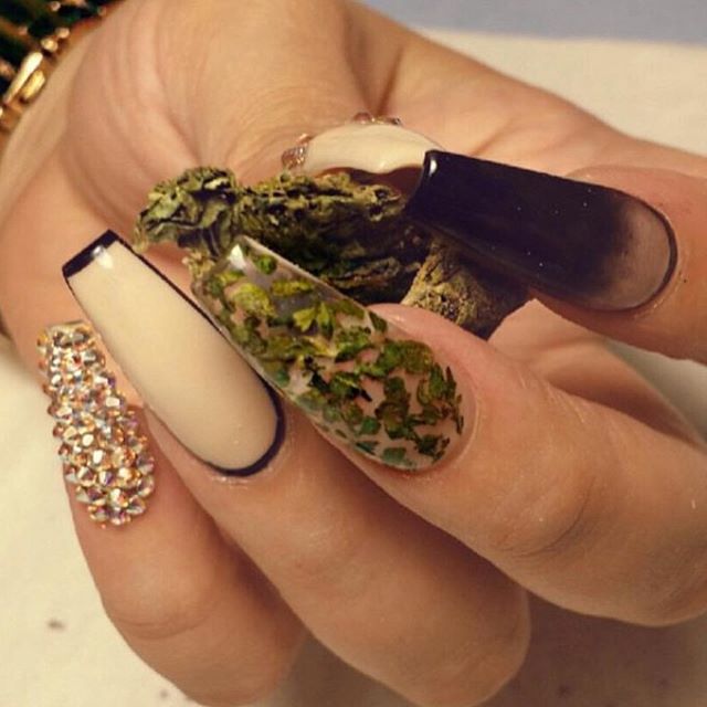 Essa promete ser a tendência mais chapada de nail art dos últimos tempos. Basta procurar #weednails no Instagram para ver o sucesso dessa vibe legalize!