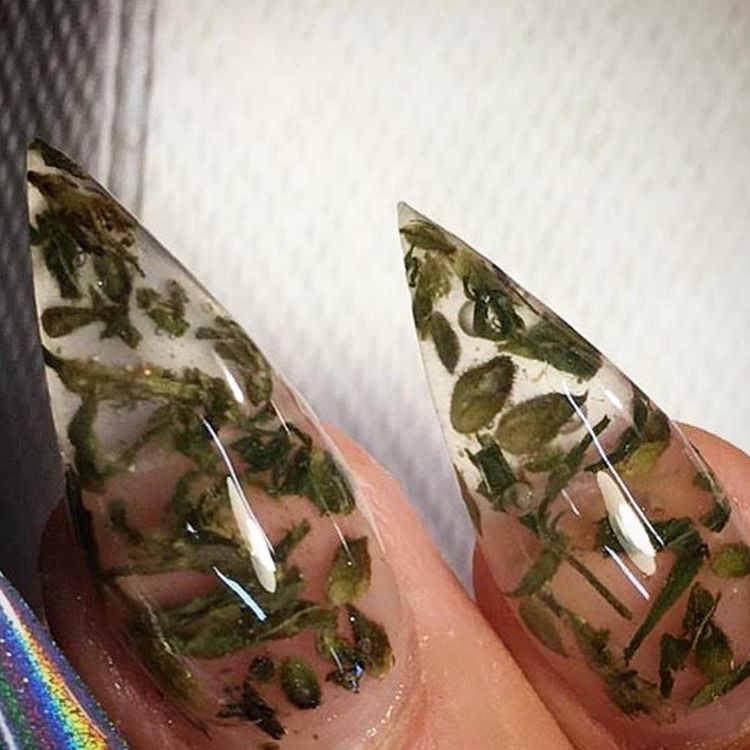 Essa promete ser a tendência mais chapada de nail art dos últimos tempos. Basta procurar #weednails no Instagram para ver o sucesso dessa vibe legalize!
